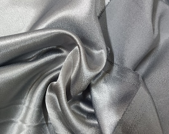 Tela de poliéster satinado de seda gris plateado, imitación de seda de morera, tela de satén de seda ligera para vestidos de novia.