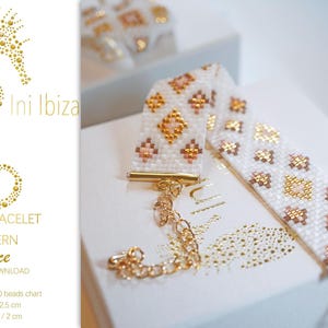 Könnte beinhalten: Ein weißes Webband-Armband-Muster mit einem geometrischen Design in Braun- und Goldtönen. Das Armband ist 12,5 cm lang und 2 cm breit. Das Muster heißt "Alice" und ist ein sofortiger Download. Das Muster ist für Miyuki Delica 11/0 Perlen.