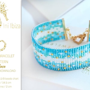 Könnte beinhalten: Ein gewebtes Armband aus blauen, weißen und goldenen Perlen. Das Armband hat ein gewebtes Muster mit goldenen Akzenten und einem goldenen Verschluss. Der Text "Ini Ibiza" und "Coco" sind sichtbar.