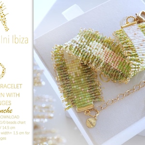 Puede incluir: Una pulsera de telar con cuentas con detalles verdes, blancos y dorados. La pulsera está hecha con cuentas Miyuki Delica 11/0 y tiene un detalle de flecos. La pulsera mide 1 cm de ancho y 1,5 cm para flecos. El texto "Ini Ibiza" es visible.