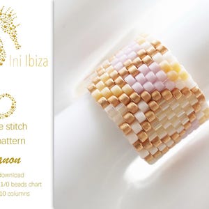 Puede incluir: Un patrón de anillo de cuentas en punto de peyote, con una mezcla de cuentas blancas, rosa claro, amarillas y doradas. El patrón se llama "Manon" y es para cuentas Miyuki Delica 11/0. El patrón tiene 36 filas por 10 columnas.