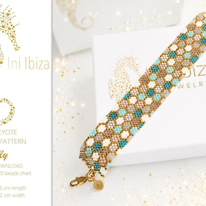 Peut inclure: Un bracelet en perles avec un motif géométrique en nid d'abeille dans des tons turquoise, blanc et or métallique. Le bracelet est réalisé avec des perles Miyuki Delica 11/0 et comprend un fermoir mousqueton doré et une chaînette d'extension.
