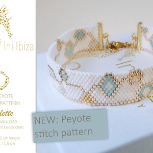 Peut inclure: Un bracelet blanc perlé avec des accents dorés et des motifs en forme de losange turquoise. Le bracelet mesure 15,5 cm de long et présente un motif de point de peyote. L'image contient également le texte "Ini Ibiza" et "Charlette".