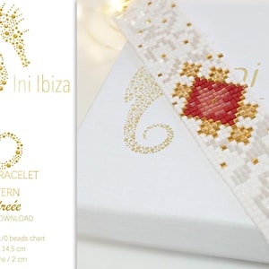 Könnte beinhalten: Ein weißes Webarmband mit einem roten und goldenen Blumendesign. Das Armband besteht aus kleinen Perlen und ist etwa 2 cm breit. Das Bild zeigt auch das Ini Ibiza-Logo und den Text "LOOM BRACELET PATTERN Andreée INSTANT DOWNLOAD."