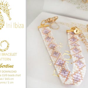 Könnte beinhalten: Ein weißes und rosafarbenes Webband-Armbandmuster namens "Albertine" mit einem goldenen Verschluss. Das Muster ist für ein Armband, das 14,5 cm lang und 1 cm breit ist. Das Muster ist mit Miyuki Delica 11/0 Perlen gefertigt.