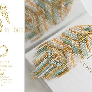 Op de afbeelding: Een kralen oorknop patroon genaamd "Aimé" van Ini Ibiza Jewelry. Het patroon is gemaakt met Miyuki Delica 11/0 kralen en heeft een geometrisch ontwerp met gouden, witte en lichtblauwe kralen. De oorknop is 9 cm hoog met franjes en 3 cm breed.