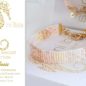 Op de afbeelding: Een weefband-armbandpatroon genaamd "Josie" met een roze, witte en gouden kleurschema. Het patroon is voor een armband die 14,5 cm lang en 1 cm breed is. Het patroon is gemaakt met Miyuki Delica 11/0 kralen.