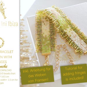 Könnte beinhalten: Ein gewebtes Armband mit grünen, weißen und goldenen Perlen, mit einem Fransenmuster. Das Armband wird auf einer weißen Oberfläche präsentiert. Das Bild enthält Text mit der Aufschrift "Loom Bracelet Pattern with Fringes Blanche".