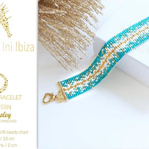 Może przedstawiać: Turkusowa bransoletka tkana z elementami złota i złotym zapięciem. Bransoletka ma 13 cm długości i 2 cm szerokości. Wzór nazywa się "Kinsley" i jest dostępny do pobrania natychmiast.