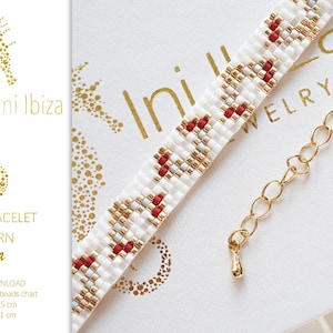 Könnte beinhalten: Weißes Webarmband mit einem roten und goldenen Herzmuster. Das Armband ist 125 cm lang und 1 cm breit. Das Armband befindet sich auf einer weißen Box mit dem aufgedruckten Text "Ini Ibiza Jewelry".