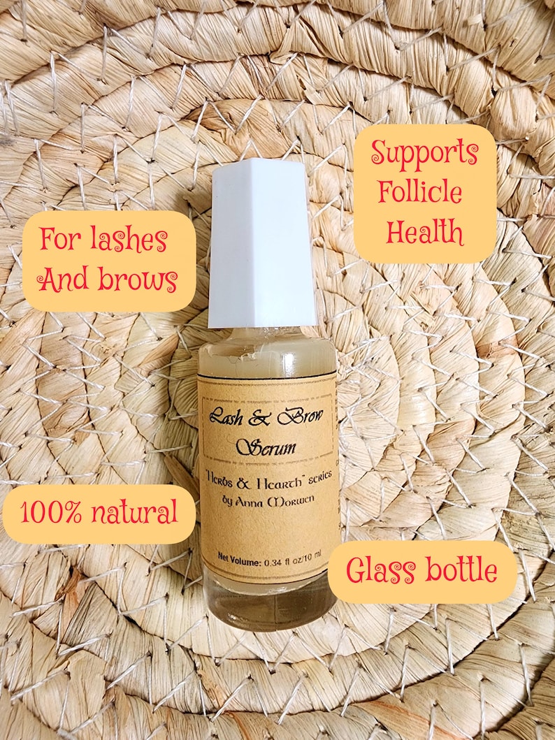 Puede incluir: Botella de vidrio transparente de suero Lash & Brow con tapa blanca. La etiqueta dice "Herbs & Hearth series by Anna Moruien". El texto en la imagen dice "Para pesta&ntilde;as y cejas", "Apoya la salud del fol&iacute;culo" y "100% natural". La botella contiene 10 ml.