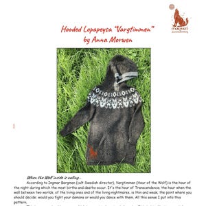 Puede incluir: Un suéter gris con capucha con un diseño estampado en blanco y gris. El suéter tiene un motivo de lobo y el texto "Vargtimmen" y "Hour of the Wolf".