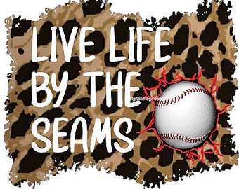 Puede incluir: Gráfico de béisbol con el texto "LIVE LIFE BY THE SEAMS" en letras blancas. La pelota de béisbol es blanca con costuras rojas, emergiendo de un fondo con estampado de leopardo.