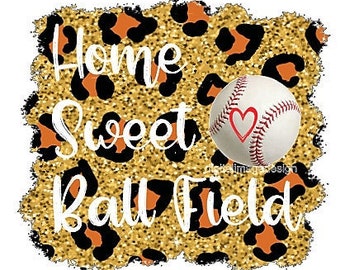 Puede incluir: Una pelota de béisbol con un diseño de corazón rojo se presenta sobre un fondo dorado con purpurina y manchas de leopardo negras y naranjas. Las palabras "Home Sweet Ball Field" están escritas en blanco.