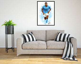 Puede incluir: Una pintura digital enmarcada de un jugador de fútbol con una camiseta azul claro con detalles blancos, corriendo con el balón. El fondo es una acuarela azul claro.
