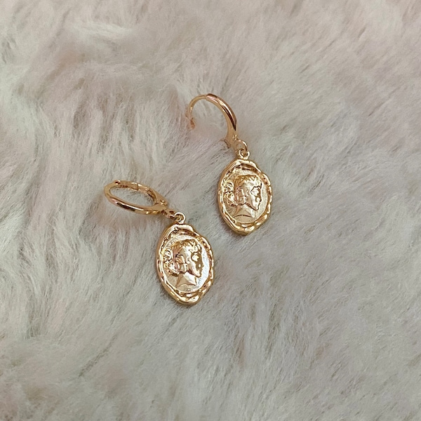 Goldene Münze Ohrringe Minimalistische Ohrringe mit Ovalem Anhänger Vintage Münze