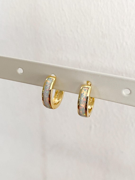Sterling Silber Opal Ohrringe in Gold | Mini Creolen Opal Schmuck | Minimalistischer Schmuck