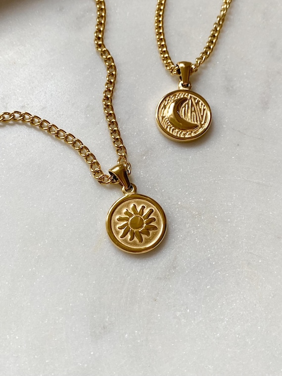 Goldene Halskette mit Rundem Anhänger Charm Sonne oder Mond Münze | Vergoldeter Edelstahl Schmuck | Sonne / Mond Medaille