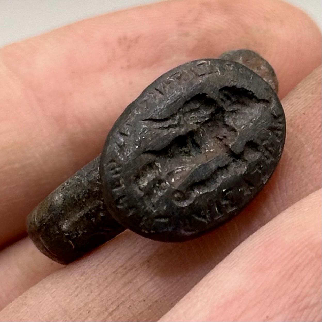 古代ローマの青銅製の指輪（画像彫刻付き） - Etsy 日本
