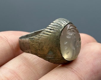 Hermoso anillo romano antiguo con inserto de ágata intaglio de antílope