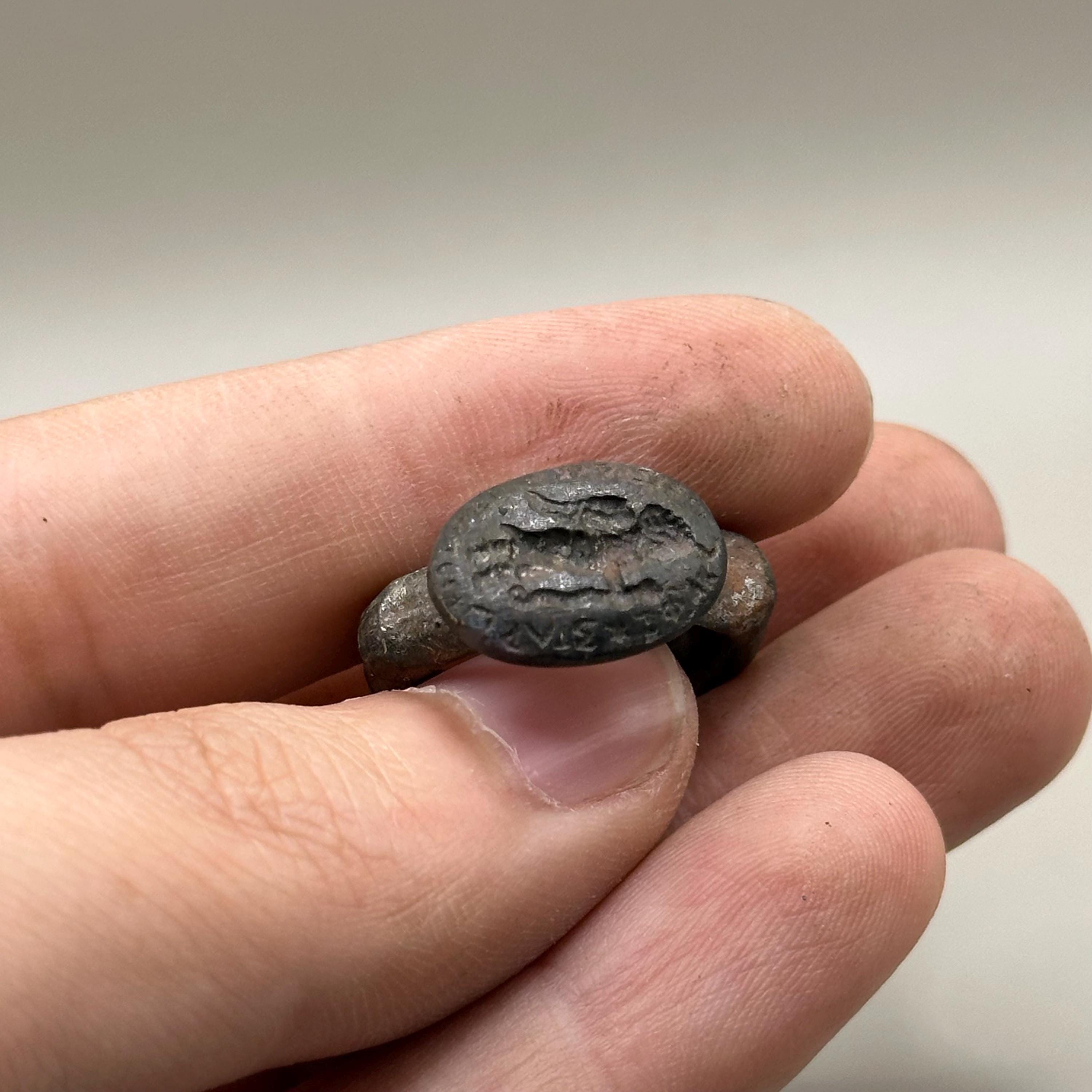 古代ローマの青銅製の指輪（画像彫刻付き） - Etsy 日本