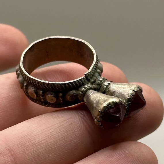 Anillo de bronce romano antiguo con inserto de vidrio romano