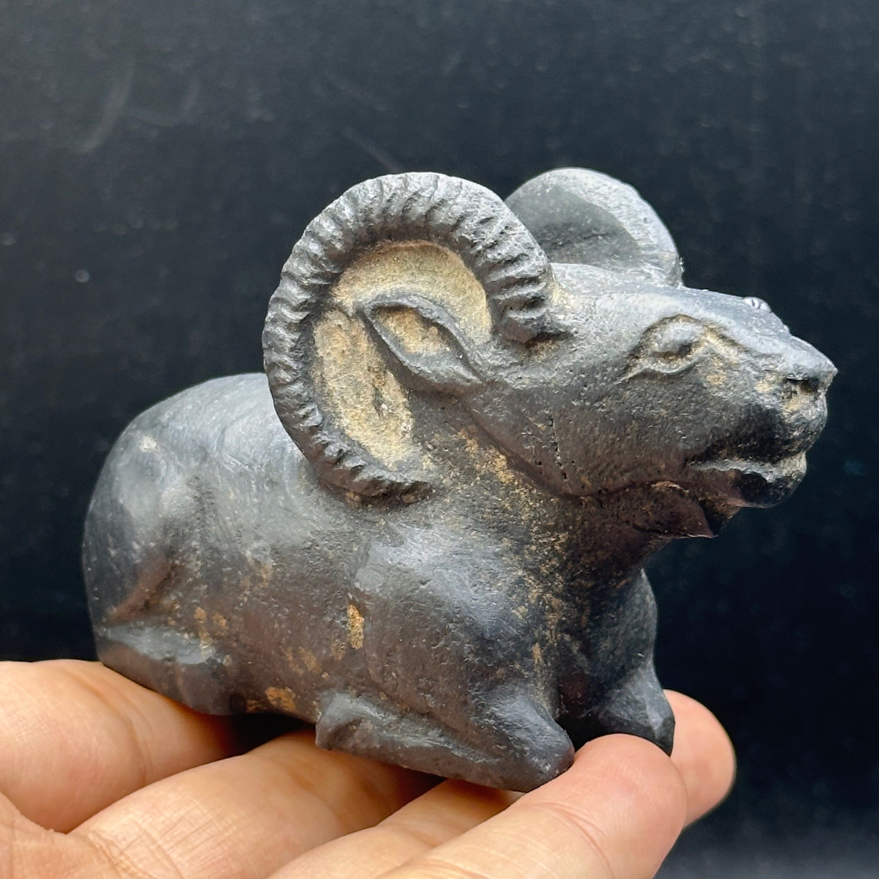 珍しい古代ギリシャ文化の石彫りの雄羊の像 - 2000年以上前のもの