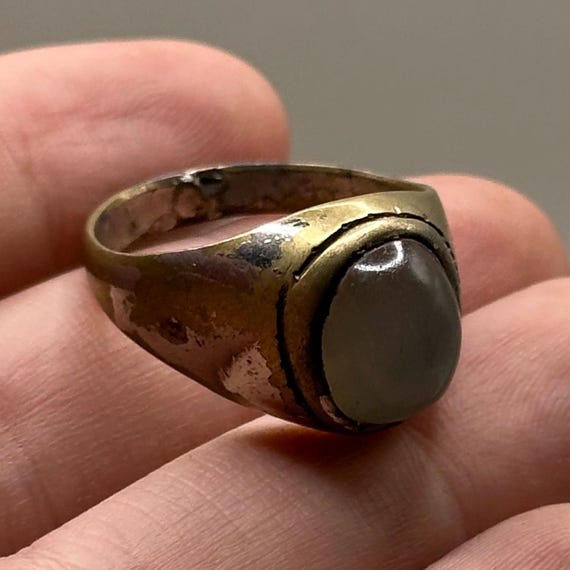 Anillo de bronce romano antiguo con inserción de piedra de ágata