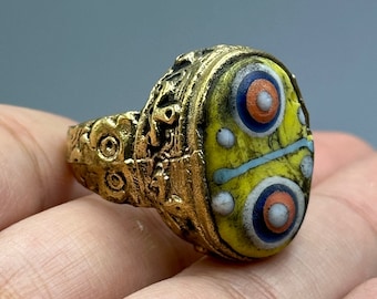 Maravilloso anillo único de latón y vidrio con mosaico romano antiguo