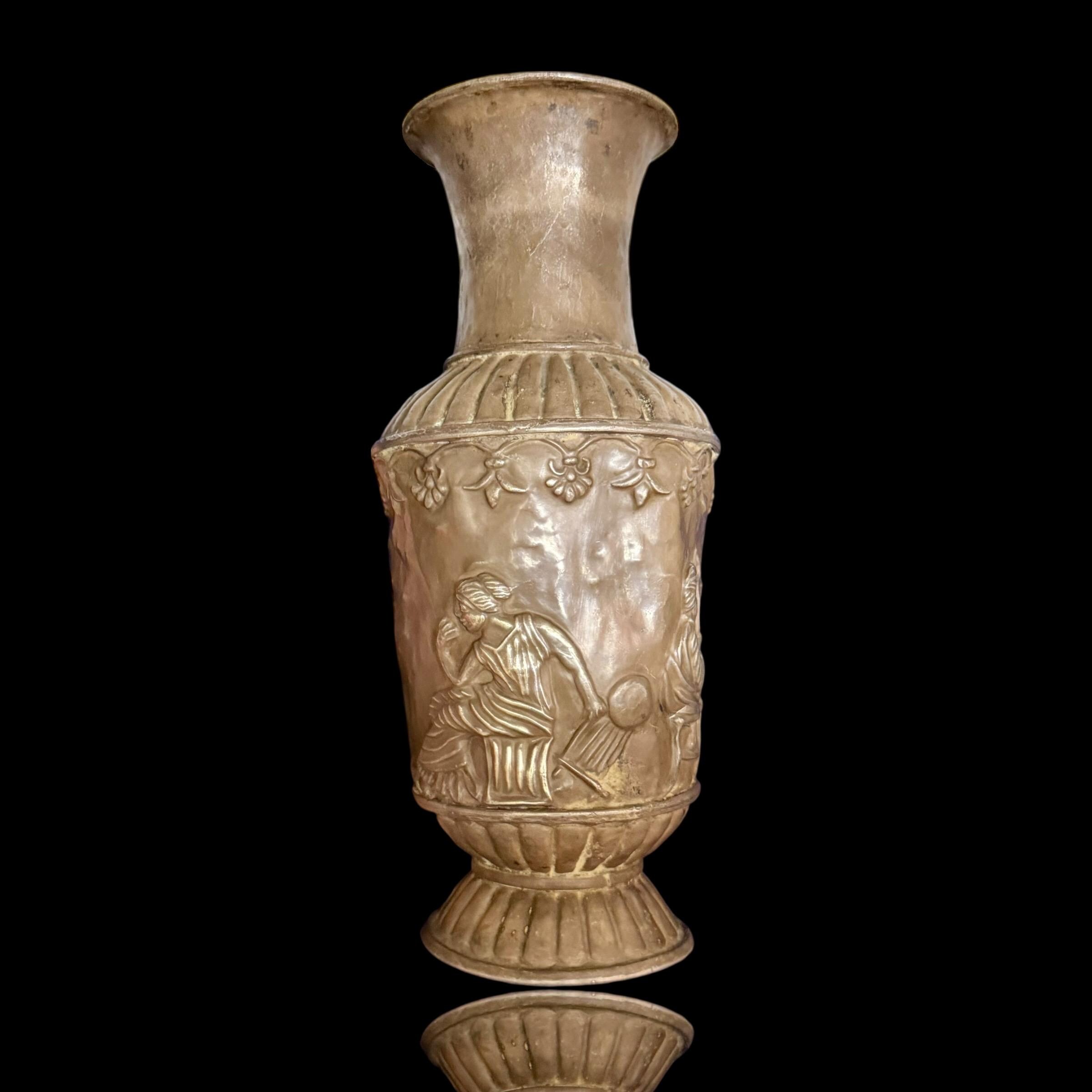 紀元前300年頃の古代ギリシャの銀製花瓶（王家の情景を描いたもの