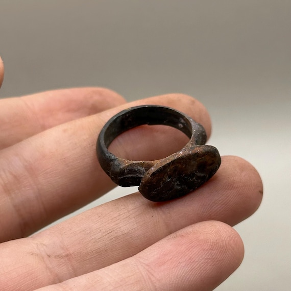 Anillo de bronce romano antiguo con grabado de imagen España
