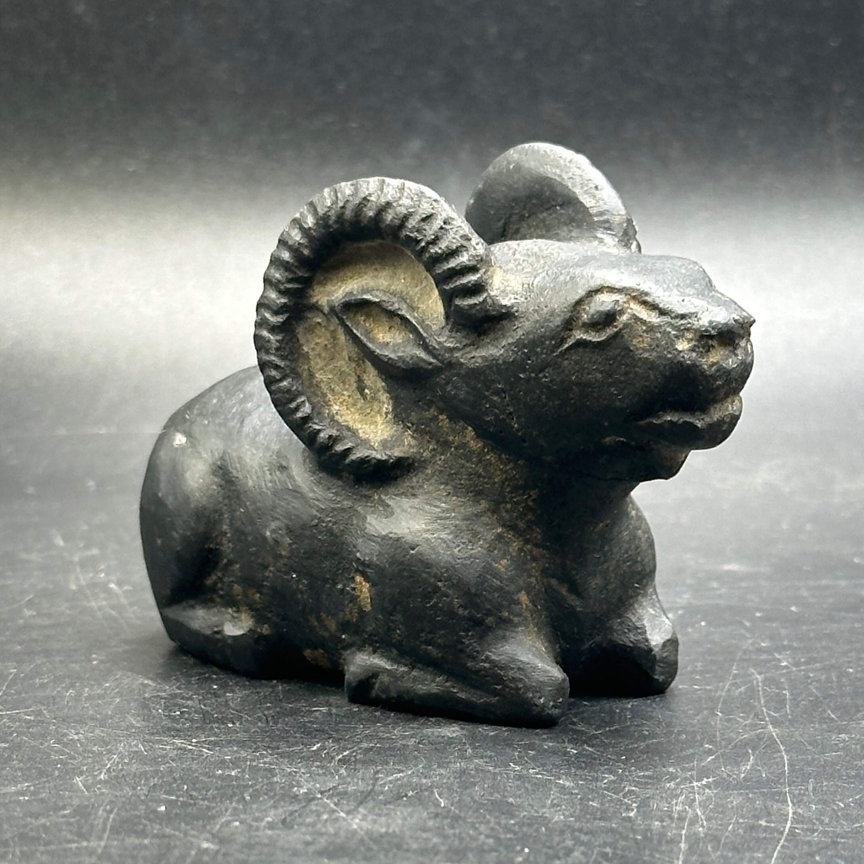【美しい、、古代中国の羊像 新石器時代後期頃 前3000～2000年】骨董発掘 珍しい古代ギリシャ文化の石彫りの雄羊の像 - 2000年以上前のもの