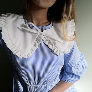 White detachable collar