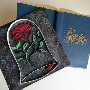 La rosa incantata, la bellezza e la bestia, la carta di San Valentino, l'arredamento della parete, l'arte del quilling di carta, la carta fatta a mano, il regalo fatto a mano