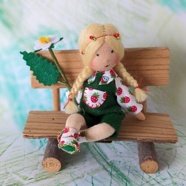 Jahreszeitenfigur als Dekoration -Erdbeere- Blumenkind für den Jahreszeitentisch - Sommer -  Biegepuppe Waldorf inspiriert.