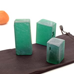 Raw Emerald Green Light Nano Crystal Heat Resistant Artificial Faceting Rough Gem Cutting Grade (#EGL, Cut size 2-20mm)