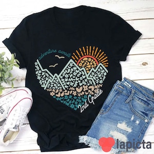 Camiseta personalizada "Aventura Aguarda o Sol na Montanha das Flores" para Professores, Camiseta de Aventura, Camiseta para Professores, Presente para Professores