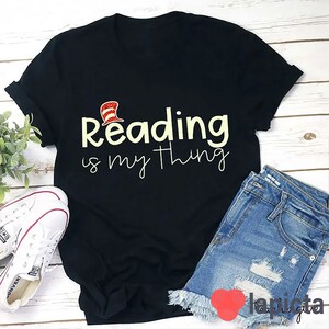 Lesen ist mein Ding Red Hat Lehrer T-Shirt, Buch Shirt, Buch Liebhaber Shirt, Lehrer Shirt