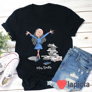 Camiseta personalizada con nombre Matilda y pila de libros para pintar, arte, libros, jardín de infancia, regalo para profesores