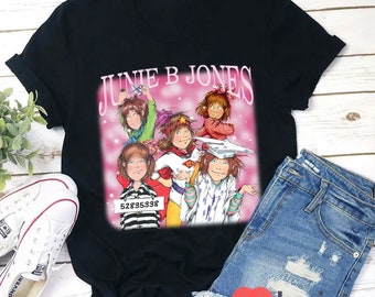 Op de afbeelding: Zwart T-shirt met een roze en witte afbeelding van de personages uit de Junie B. Jones-boekenreeks. De afbeelding bevat de tekst "Junie B. Jones" in roze letters.