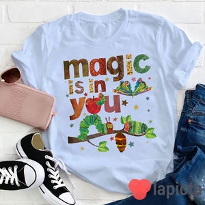 Magie ist in dir Die sehr hungrige Raupe und der Schmetterling, Lehrer-T-Shirt, Kindergarten Shirt, Lehrer-Shirt, Geschenk für Lehrer