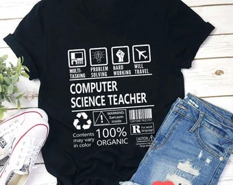 Puede incluir: Camiseta negra con un diseño gráfico blanco que dice "Profesor de Ciencias de la Computación". El gráfico incluye iconos para la multitarea, la resolución de problemas, el trabajo duro y los viajes. El texto "100% Orgánico" también está incluido en el diseño.