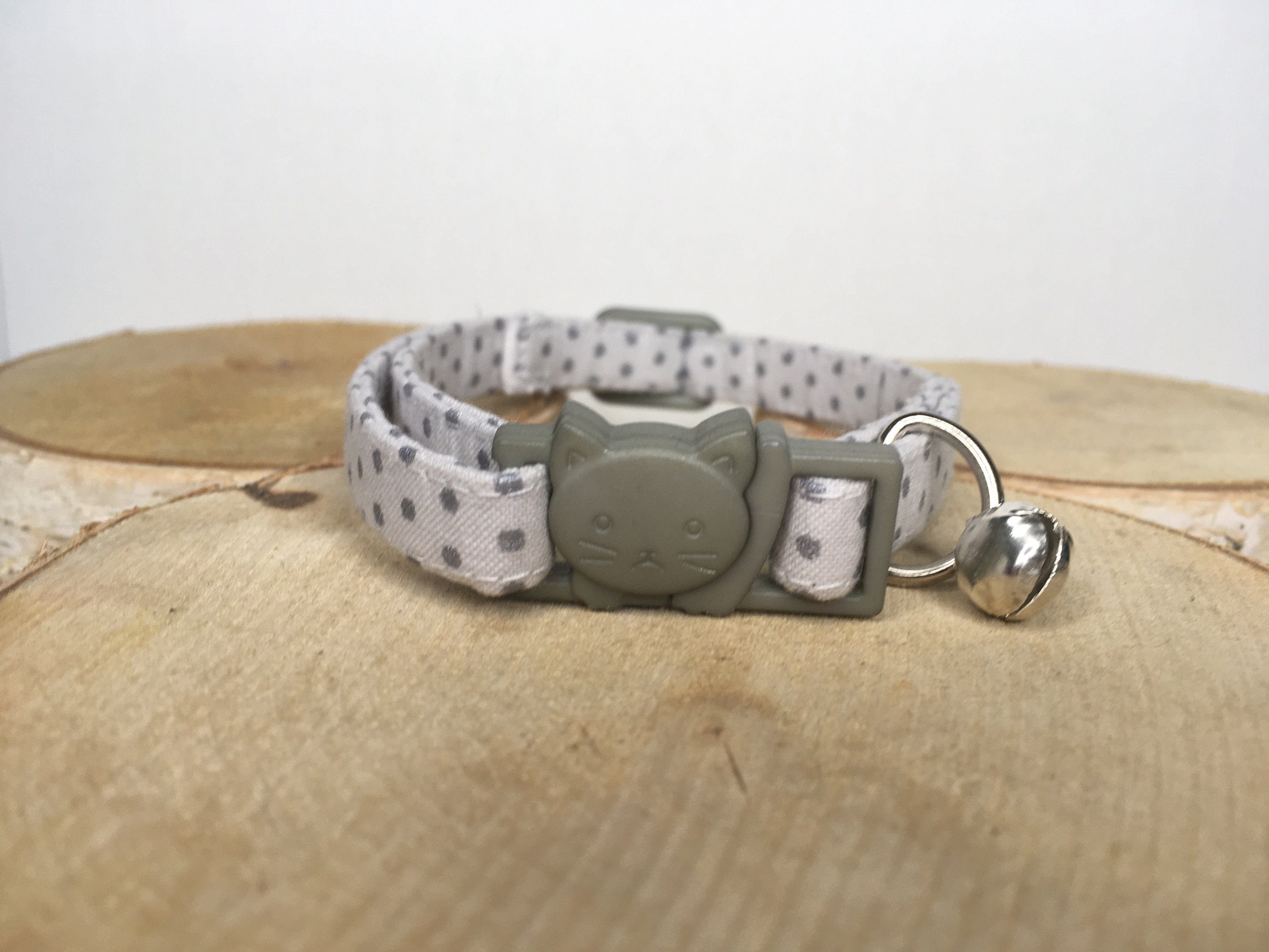 Collier Pour Chat en Tissu Polkadot Gris avec | de Cloche Boucle Sécurité d'échappement Personnalisa