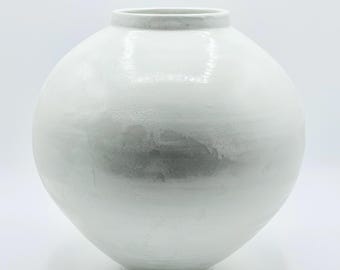 Handgjord koreansk månkruksvas: Halvblank vit porslinskeramikvas, 달항아리