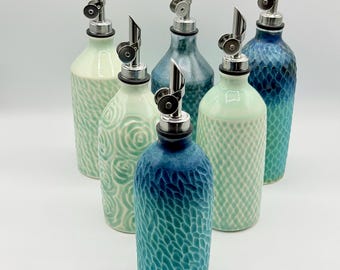 Handgemaakte porseleinen oliedispenser: blauwe keramische kruik met roestvrijstalen schenker