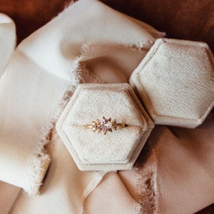 Boîte porte-alliances pour cérémonie de mariage en velours