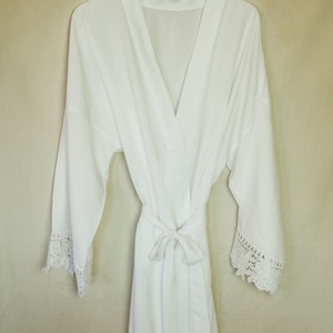 Braut-Robe aus weißer Spitze: Braut-Robe aus Baumwolle