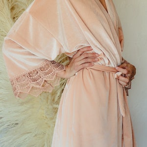 Blush Samt Brautmantel mit Spitzenbesatz