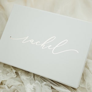 Personalisierte Geschenkbox für Mama Perfektes Muttertagsgeschenk mit ihrem Namen in Kalligraphie auf weißer oder roségoldener hochwertiger Box
