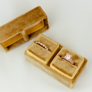 Doppel-Ringbox aus Samt für Verlobungsring, Hochzeit Flat Lay Fotografie, Goldgelb